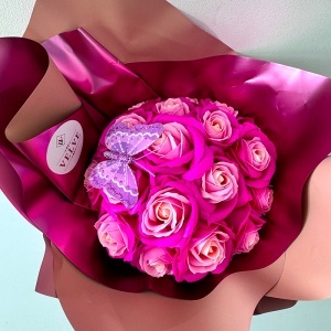 Buchet Roses, cu 19 trandafiri din sapun cu fluturaș decorativ, Roz - Img 4