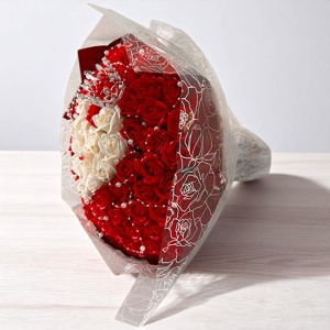 Buchet Royal Red cu 101 trandafiri de sapun si accesorii decorative, 40 cm - Img 7