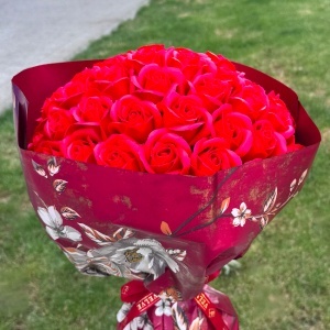 Buchet Royal Red cu 55 trandafiri de sapun - Img 5