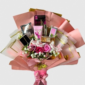 Buchet Beauty,  trandafiri de sapun, plante artizanale , praline Raffaello, produse cosmetice, Roz