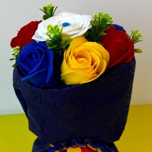 Buchet tricolor din trandafiri de săpun cu insigna României – cadou simbolic și elegant - Img 7