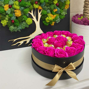Cadou pentru femei cutie rotunda neagra cu trandafiri de sapun si praline Ferrero Rocher, fucsia