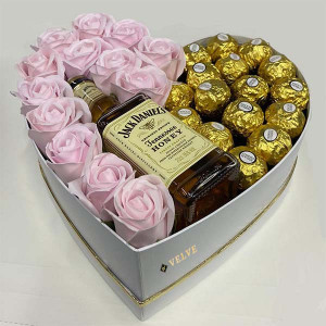 Cadou Sweet Honey cutie inima alba cu trandafiri de sapun, Jack Daniel's si 16 praline Ferrero Rocher, Roz