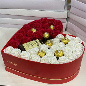 Cadou Sweet Honey cutie inima rosie cu trandafiri de sapun, Jack Daniel's si praline Ferrero Rocher