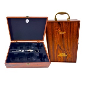 Caseta eleganta din lemn Special Wine, cu trei accesorii vin, capacitate doua sticle, Maro