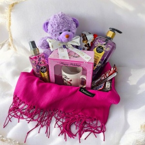 Cos Cadou Boo Basket Charm, esarfa, set cana, ursulet, cosmetice si dulciuri
