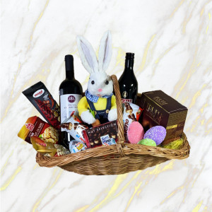 Cosulet Family pentru Paste cu vin demisec crema de whisky, dulciuri, alune, fistic si decoratiune iepuras