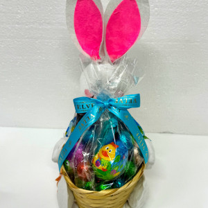 Cos Easter, baton Papi Primola 26.8gr, batoane Snikers 100gr, 4 oua ciocolata Favorina 80gr, oua mini cicolata Favorina 80gr, in cos cadou cu iepuras albastru