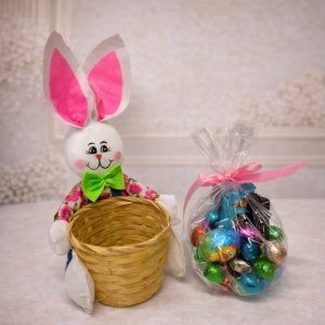 Cos cadou Paste Bunny Sweet Eggs cu oua si dulciuri de ciocolata, iepuras decorativ cu papion verde - Img 2