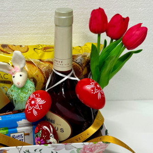 Cos Easter, decoratiune iepure, 4 oua decorative, 3 lalele artizanale, cozonac Boromir 450gr, cafea Davidoff 250gr, ciocolata Ritter 200gr, vin Mateus 750ml, in cos cadou