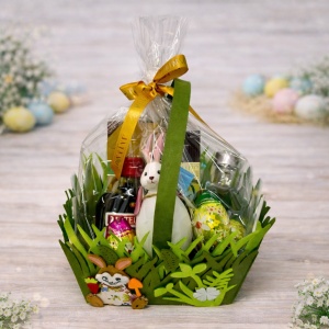 Cos cadou Paste Golden Treats cu Absolut Vodka, Angelli Cherry, cafea Davidoff, ciocolata Heidi si decoratiune iepuras