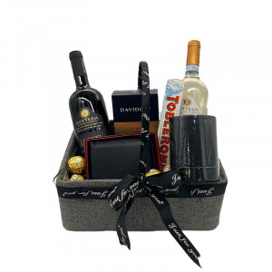 Cos Cadou Barbati, Parfum oriental Lattafa Qaaed, doua sticle de vin Bottega, portofel din piele, cafea Davidoff, ciocolata Toblerone si praline Ferrero Rocher