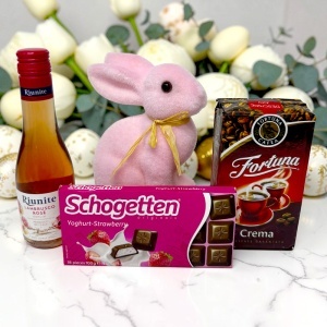 Cos de Paste Sweet Bunny Rose cu vin Lambrusco 200ml, iepuras decorativ, ciocolata Schogetten si cafea Fortuna - Img 3