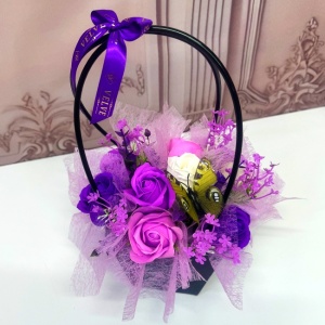 Cosulet floral Roses Scent Endless, cu trandafiri din sapun parfumati si plante artificiale, Mov