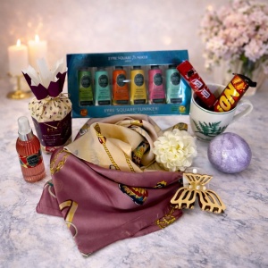 Coș premium pentru femei – set îngrijire, dulciuri, eșarfă și accesorii elegante