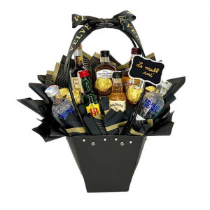 Cosulet cadou Delice pentru barbati, La Multi Ani, 7 bauturi alcoolice miniatura si 5 praline Ferrero Rocher