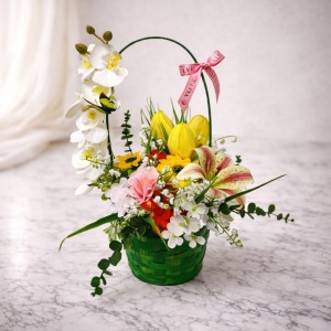 Cosulet decorativ Floral Collection cu orhidee, iris si hortensii de sapun in cos impletit verde, 38 cm