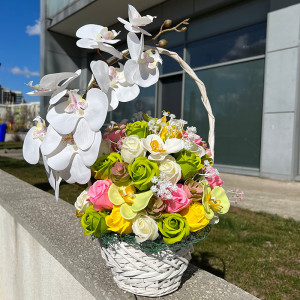 Aranjament floral cu 47 de trandafiri din sapun, 7 orhidee si alte accesorii