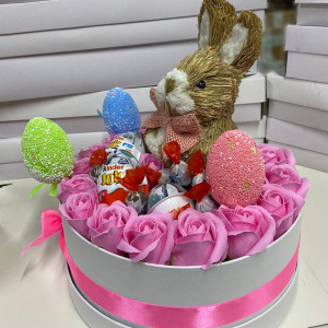 Cadou Sweet Easter cutie rotunda alba cu trandafiri de sapun, Kinder Joy si figurina iepuras de Paste