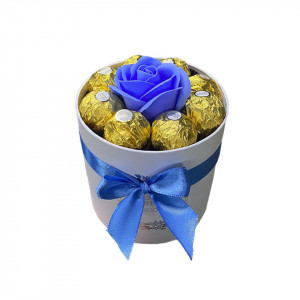 Cutie cadou pentru femei alba Sweet Flower cu trandafir de sapun si praline Ferrero Rocher