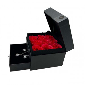 Cutie cu sertar Wenderfull, 9 trandafiri de sapun si set acccesorii, cercei si lant cu pandantiv, negru