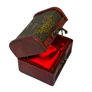 Cutie din lemn, pentru accesorii, cu aspect de cufar 9x7x7 cm, Imprimeu auriu detaliu