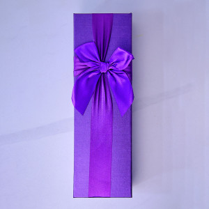 Cutie Dulcea Afirmare, cu cadou in interior, buchet cu ursulet si flori criogenate, mov