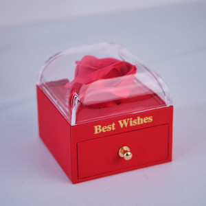Set cadou BW, din 2 piese, cu trandafir de sapun in cupola si accesoriu, rosu, in punga cadou