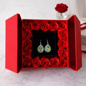 Cutie exclusivista pentru accesorii, cu set cercei Miraj, trandafiri parfumati de sapun, felicitare si punga cadou, Rosu