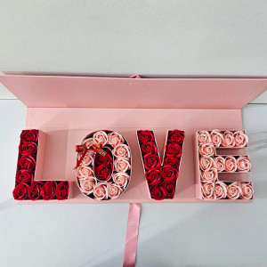 Cutie florala Luxury Breeze cu trandafiri din sapun, legare cu panglica satinata si text "LOVE", Roz 3