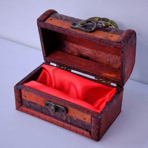 Cutie pentru accesorii, in forma de cufar din lemn 11 x 6.5 x 7