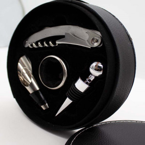 Cutie rotunda eleganta cu 4 accesorii pentru desfacerea sticlei cu vin, din piele ecologica - Img 2