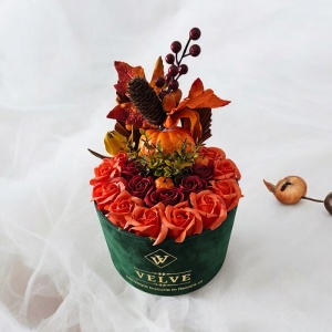 Decor de Halloween Amber Dream, in cutie rotunda de catifea cu trandafiri din sapun, plante artizanale si detalii tematice, dovleci, ghinde, ciupercute
