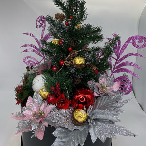 Decoratiune de Craciun Santa Christmas, bradut decorat in cutie cu LED de lumini, globulete, alte decoratiuni craciunite si bomboane FERRERO, 32 X 60 cm