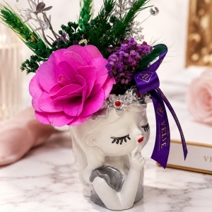 Decoratiune din ceramica, Fata Visatoare, cu begonie de lemn, flori texturate si plante criogenate, Fucsia, 21x6 cm - Img 2
