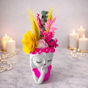 Decoratiune din ceramica, Fata Visatoare, cu begonie de lemn si flori criogenate, Roz, 21x6 cm