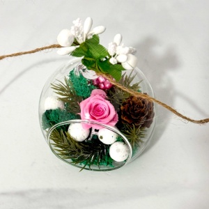 Decoratiune glob brad, cu licheni criogenati stabilizati, trandafir criogenat, ramuri de brad si merisoare, Roz