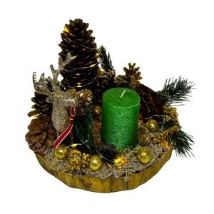 Decoratiune handmade ChristmasDay LED, cu lumanare decorativa, ornament in forma de ren, conuri si ramuri de brad, globuri si licheni, pe suport de lemn, Verde