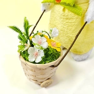 Decoratiune pentru Paste, iepuras fetita cu cosulet si flori, 33 cm - Img 4