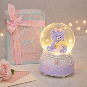 Glob muzical si luminos cu ursulet si fetita, decor pastel mov, in cutie eleganta - Img 2