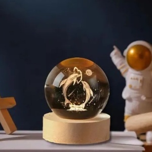 Lampa de veghe cu delfini, 3D, glob din cristal si baza din lemn, 10 cm - Img 2