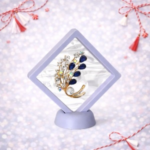 Martisor brosa Pearl Bouquet, cu cristale si perle artizanale, in suport elegant, Bleumarin