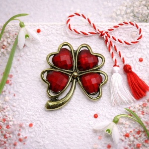 Martisor brosa, trifoi cu patru foi, piatra rosie