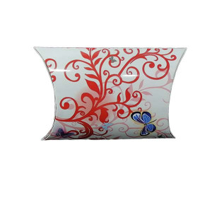 Martisor esarfa din satin, imprimeu floral crem, accesorizata cu brosa trifoi