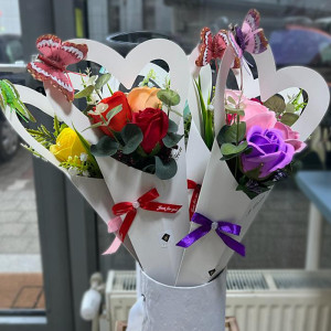 Aranjament floral, vestirea primaverii cu 3 trandafiri din sapun si margaritari, verde-galben-roz
