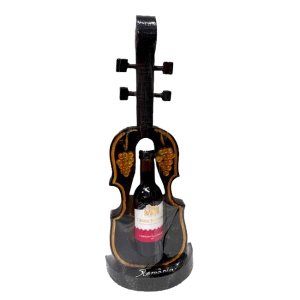Minibar, suport din lemn in forma de vioara cu sticla vin, Inaltime 47 cm, Maro