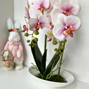 Orhideea aritificiala cu aspect natural in ghiveci ceramic, stil barcuta, roz- alb