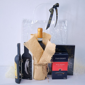 Pachet aniversar Bar Party, cu accesorii bar in cutie tematica, pachet cafea Davidoff, Vin Bottega Pinot Grigio Delle Venezie Rose si cutie cu ciocolata umpluta cu lichior Anthon Bera Dark 187gr, in punga asortata