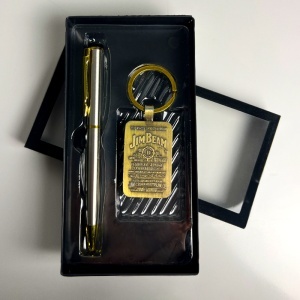 Pachet barbati Gentleman Premium, agenda vintage, whisky Jim Beam 200 ml, Ferrero Rocher, set pix si breloc - Img 6