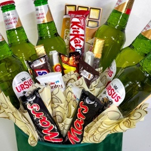 Pachet Beer pentru barbati, in cutie verde de catifea, cu selectie de dulciuri, bere Ursus Premium 500 ml si doua trabucuri Premium Punta Cana brown - Img 2